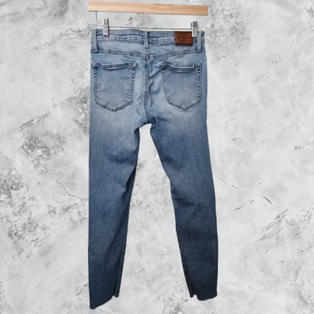 Lucky Brand Lolita Super Skinny Light Wash 6/28 Distressed Raw hem crop